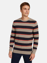 Pleteni pulover na velike pruge s okruglim izrezom